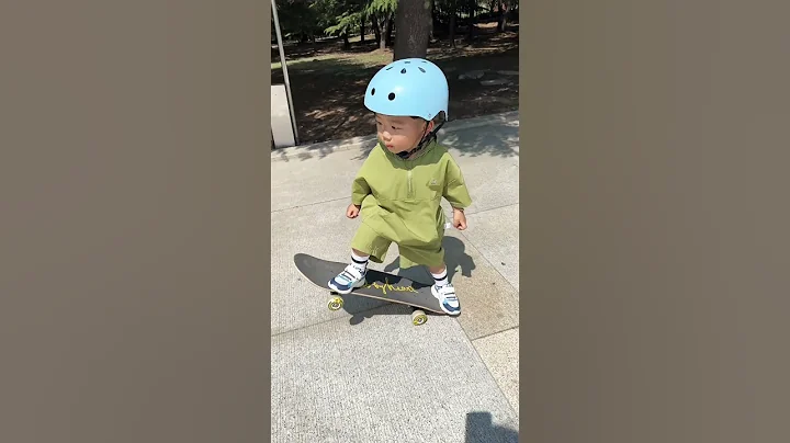 Xiaohaige launched a skateboard boy. Chenchen's daily skateboarding. Skateboard. Chenchen is not