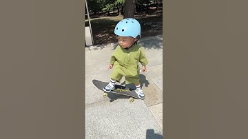 Xiaohaige launched a skateboard boy. Chenchen