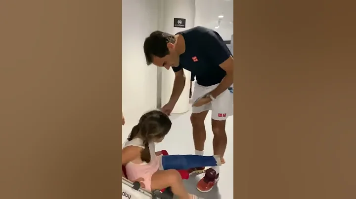 Roger Federer Signs Cast Of Young Fan | 2020 Australian Open