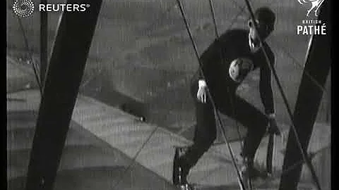 First double aeroplane change in mid-air (1926)