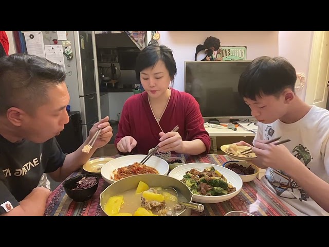 香港果子家晚餐,两菜一汤都吃不完咋整呀?祝大家劳动节愉快。