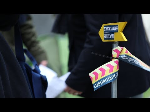 Niels van Hattem (Radio Rijnmond) bij het tekenen van ondersteuningsverklaringen