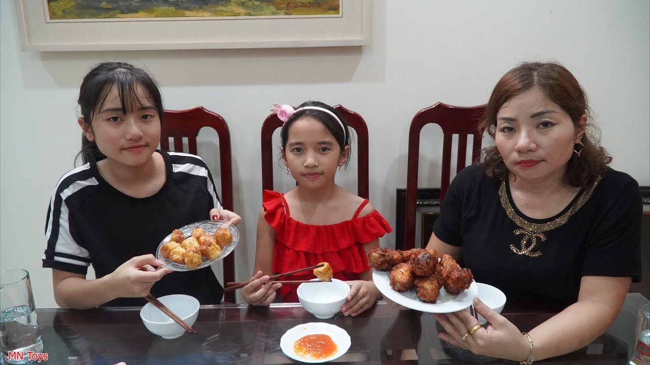 Hồng Anh và Mẹ Làm Món Đùi Gà Rán Tẩm Bột Chiên Giòn Aji Quick Và Xíu Mại Chiên - Gia Đình Vui Vẻ