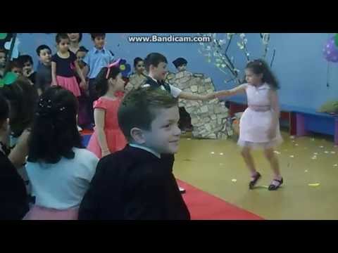 ელენე ცეკვავს.))))