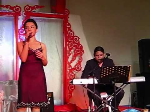 GLISTEN (Pop) - "Runaway" Live! @ The SM Megatrade...