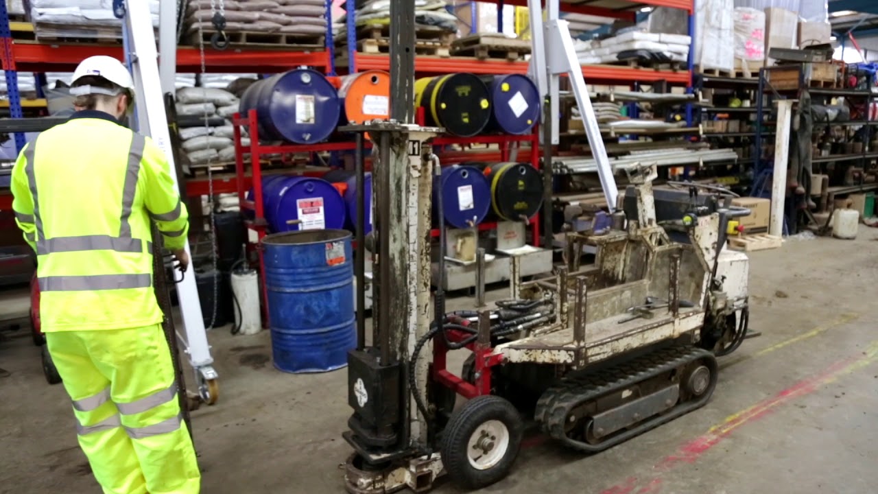 How to Adjust the Chain Tension on a Dando Terrier P45 mast 1