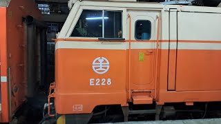 653次 莒光號 E228牽引+8節車廂+電源行李車+行李車 桃園出站 2025.11.14 