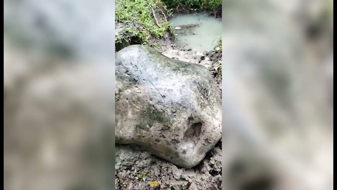 3 rock triangle formation red green blue 