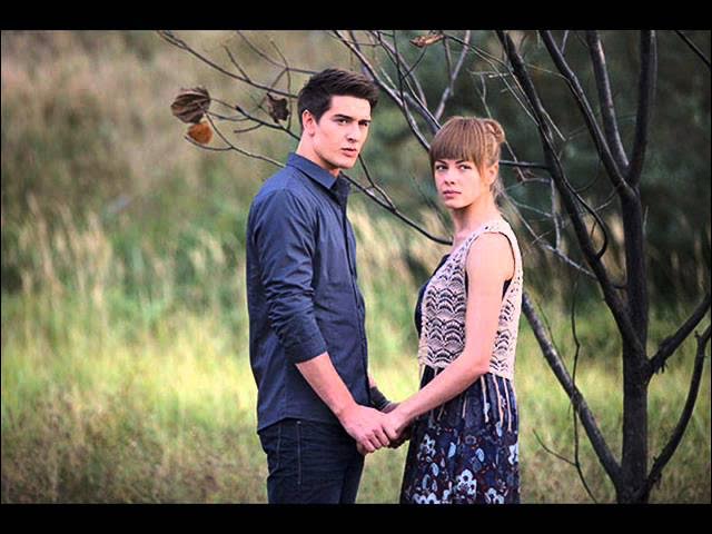 Жалаңаш қыздар мен су