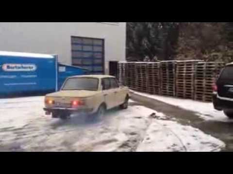 Wartburg 353S Tourist Ausfahrt aus Garage