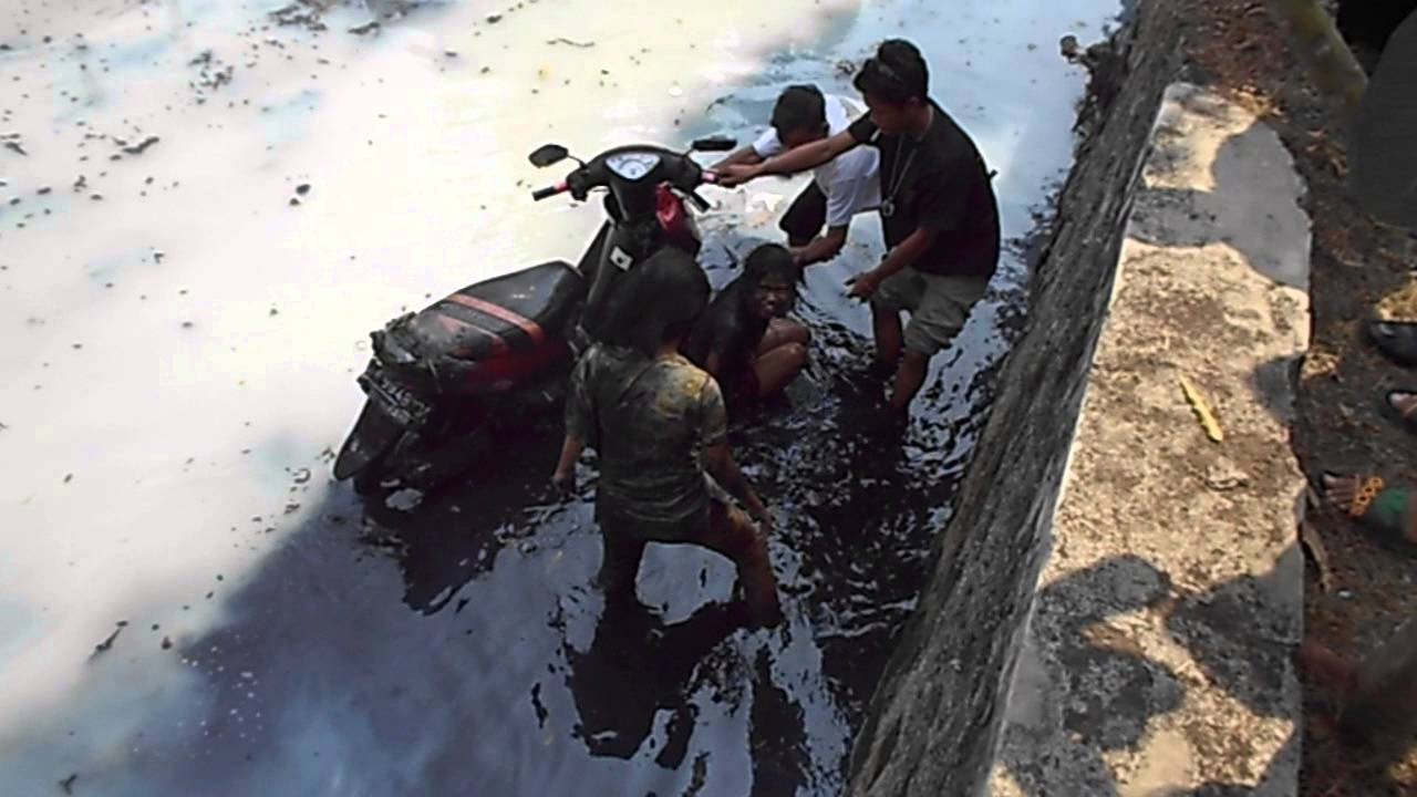 LUCU MOTOR TERJUN KE KALI TEREKAM KAMERA WARTAWAN FAISAL 6444