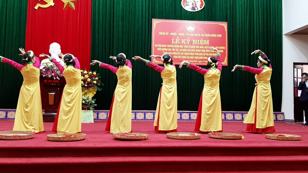 Múa: Những cô gái trên quê hương quan họ.