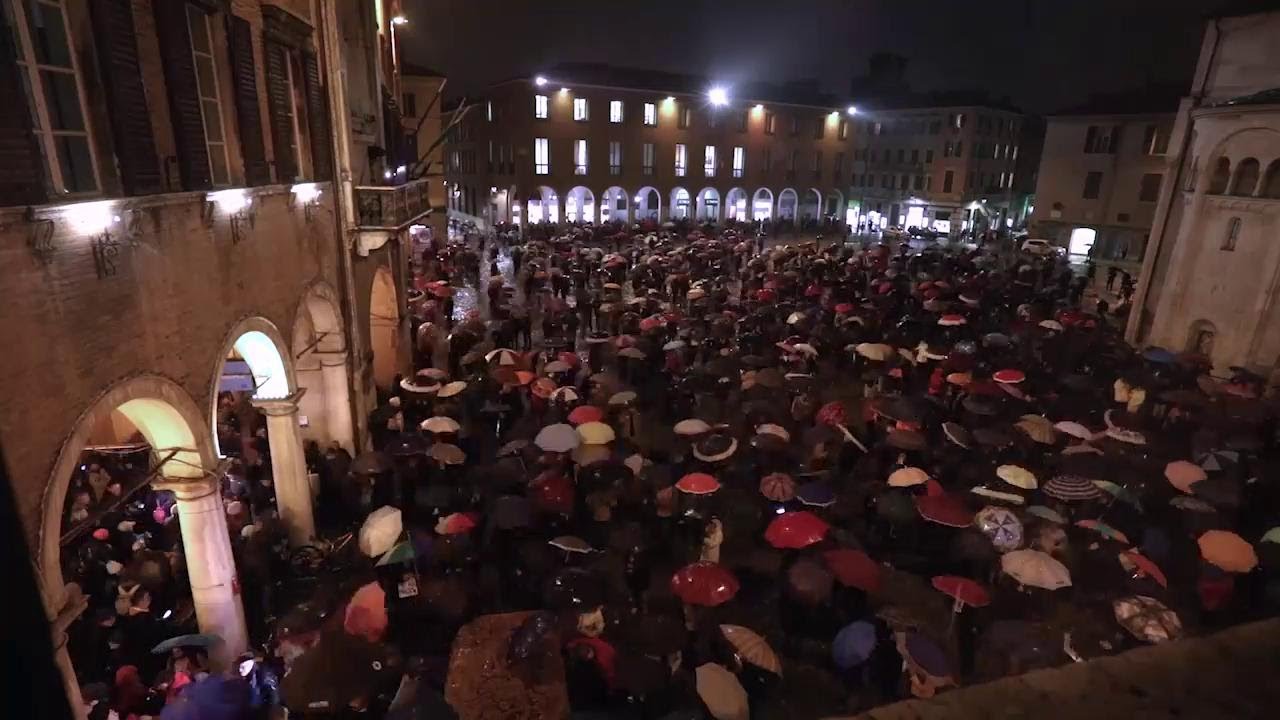 Modena, così piazza Grande si riempie di 'sardine': il video in timelapse