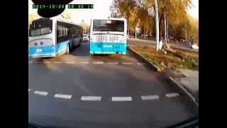 Алматы. Мерс поворачивает по встречке 20141022 0835