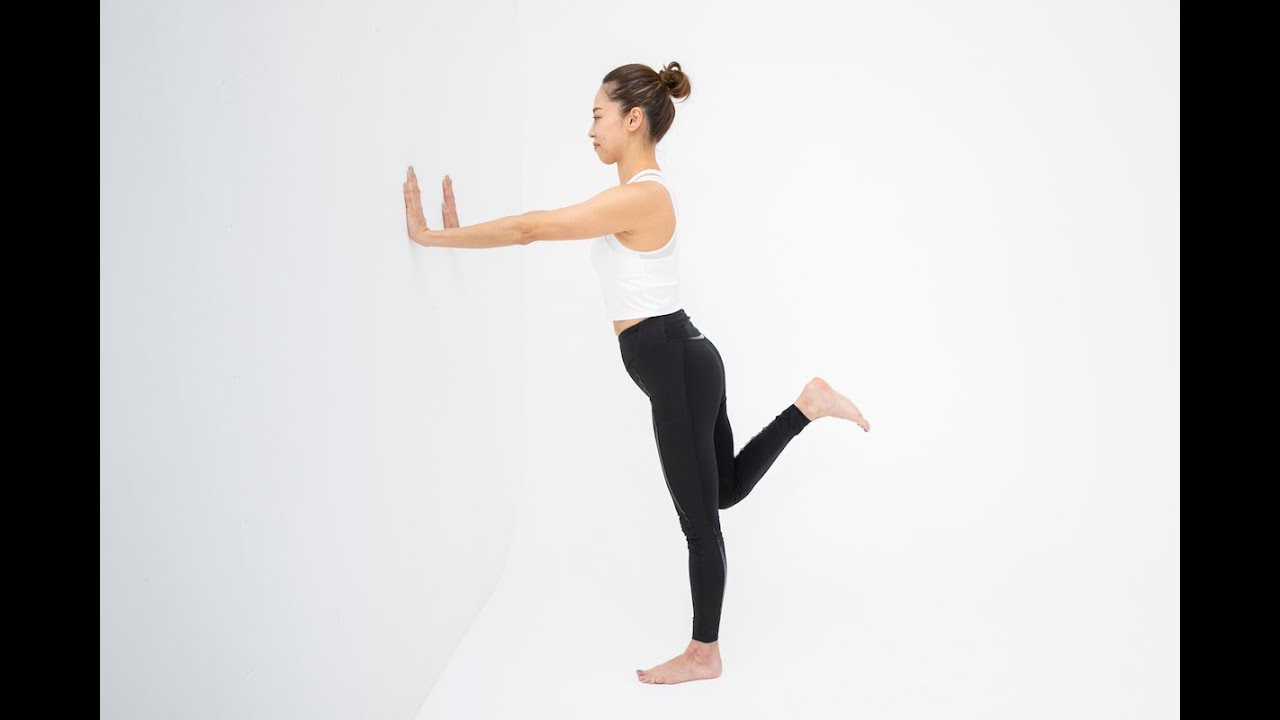 スタンディングレッグカールのやり方｜自重とマシンは何が使う？効果も