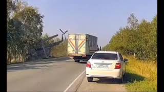 🇷🇺🚁An Mi-8, made a hard landing on the road, In Sakhalin.