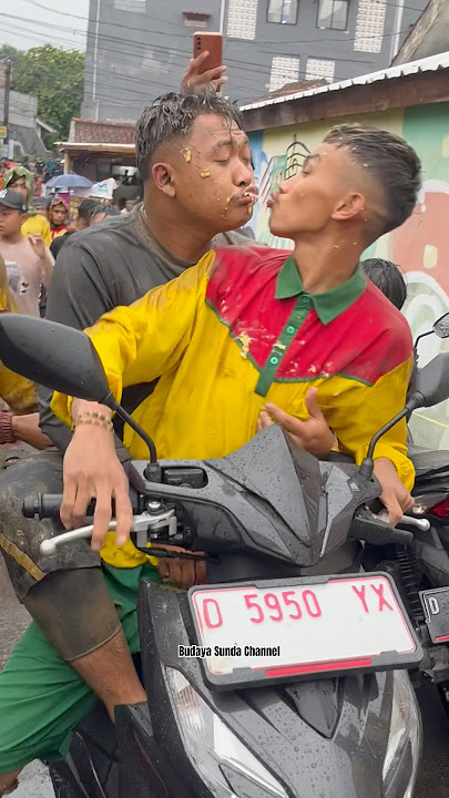 Pengendara Motor Kena Cium Kuda Lumping!!! Seni Benjang Mekar Budaya