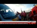 Motorista de ônibus rompe bloqueio de sindicalistas na BR-101. Veja o vídeo