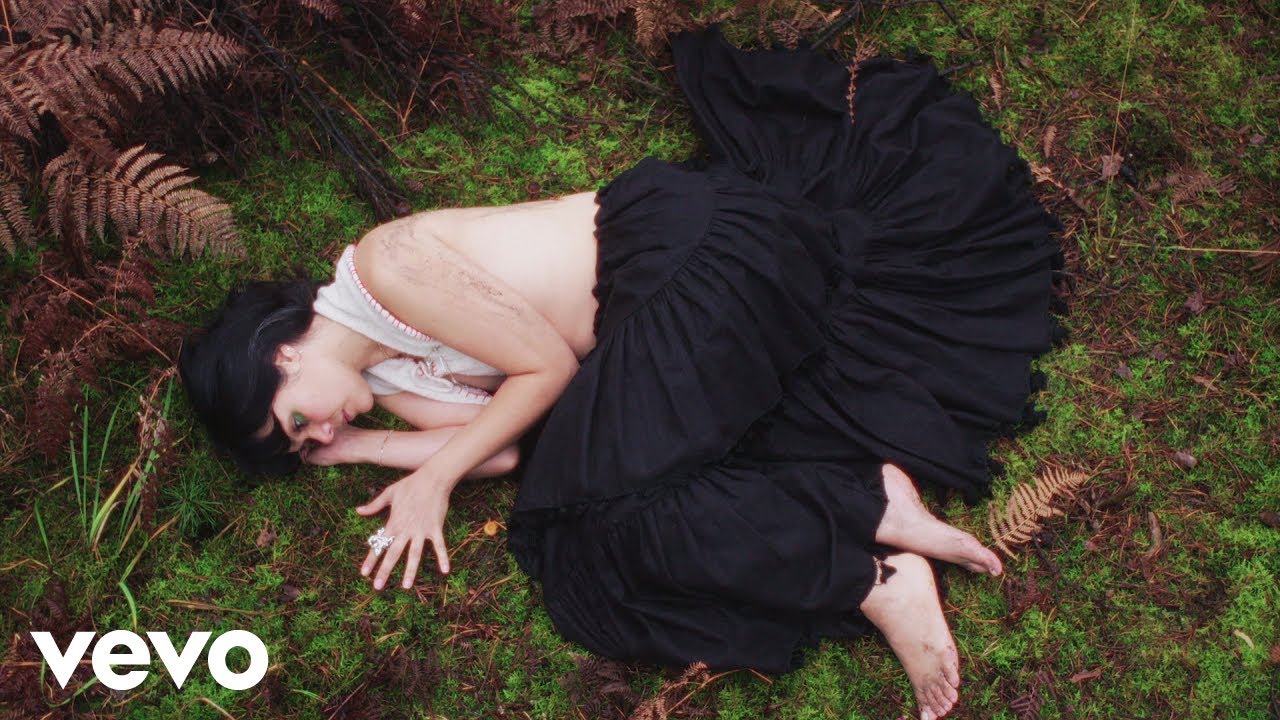 Obejrzyj Bat For Lashes - The Midwives Have Left (Official Visualiser) w YouTube