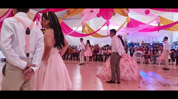 15 Aos de Sandra Gonzales bailando su vals con sus...