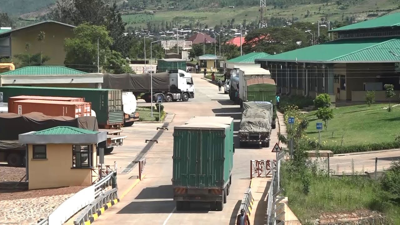 KATUNA- KIGALI ROAD COLLAPSES, TRUCKS TO USE MIRAMA OSBP