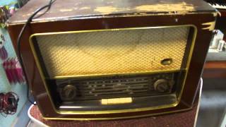 EKCO model B726 battery powered tube radio before repairs