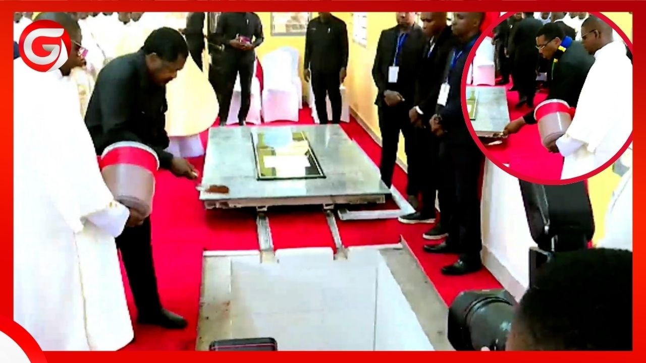 MAKAMU wa RAIS DKT NCHIMBI na WAZIRI MKUU MWIGULU WAKIWEKA UDONGO KWENYE KABURI la KARDINALI PENGO..