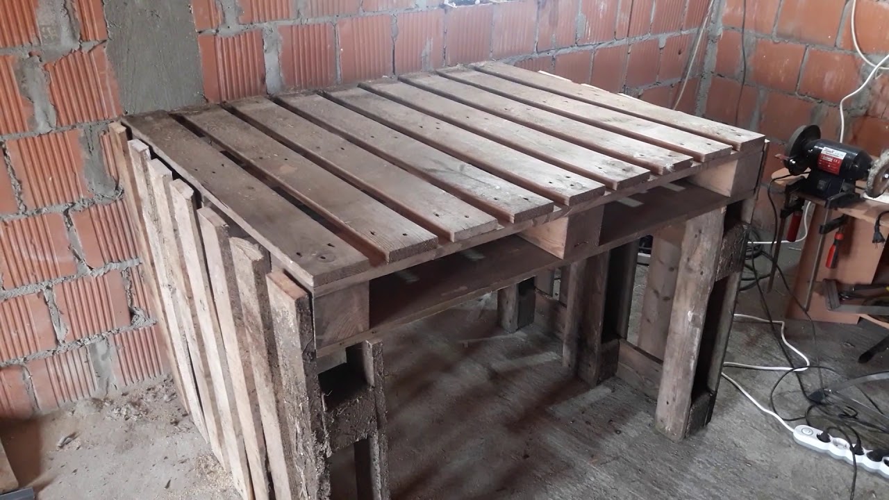 How to make a working table of three euro pallets