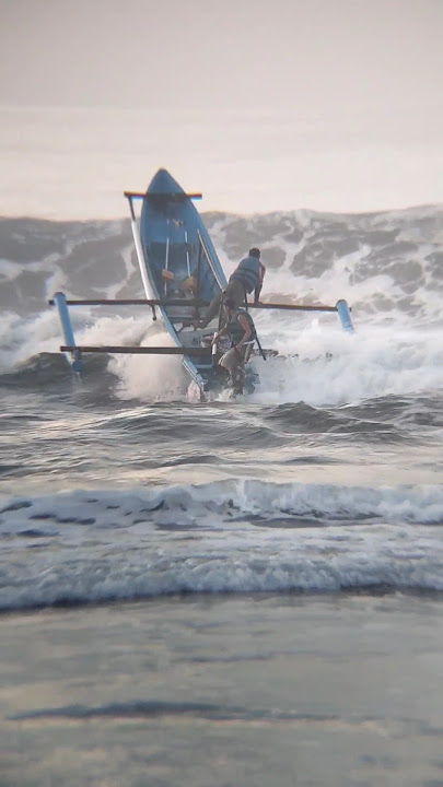 Mengerikan kapal nelayan di hantam ombak #shortvideo #fishing #fish #surfing #mancing #surf #boat