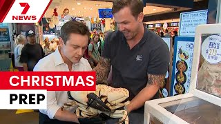 Last minute rush for thousands as countdown to Christmas continues | 7NEWS