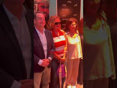 يسرا تصطحب وفدا أجنبيا لمعرض باب الحديد للمخرج الكبير يوسف شاهين ضمن مهرجان الجونة السينمائي