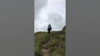 STORY WA PENDAKI CANTIK NAIK GUNUNG UH VIEW NYA BAGUS BANGET