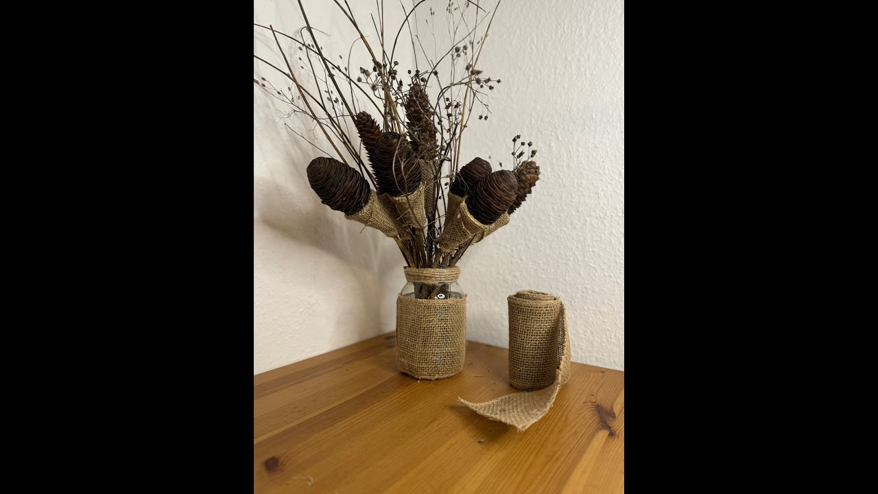 DIY Deko: Natürlicher Weihnachtsstrauß aus Zapfen & Jute