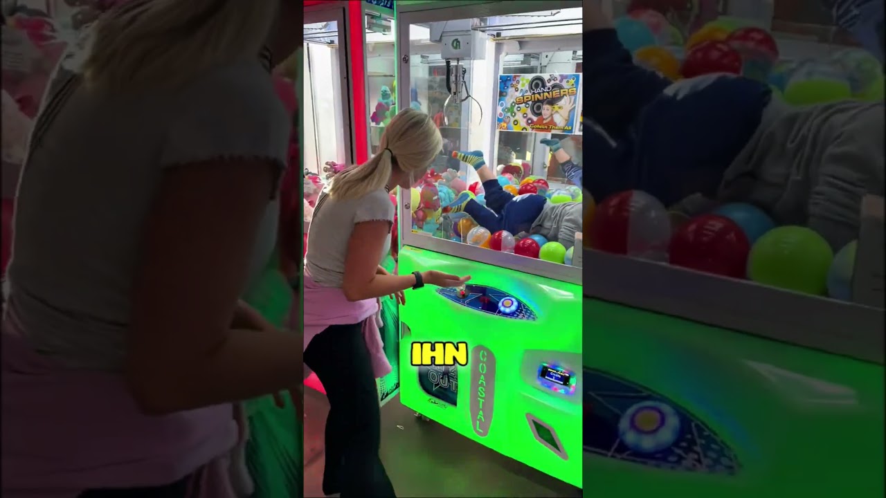 Er kletterte in die Spielzeugmaschine für ein Plüschtier 🧸