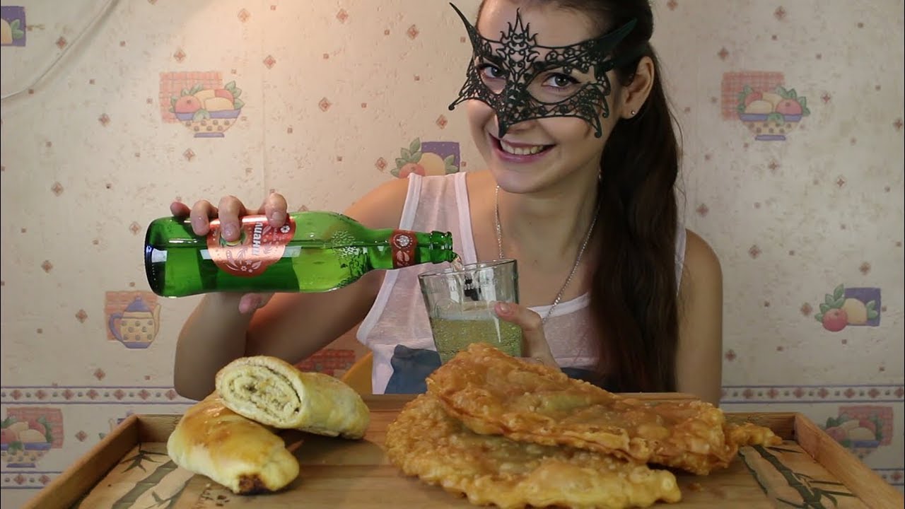 ASMR по-русски Чебуреки, када и рогалик/ASMR-Mukbang in russian Meat pasty, kada and rugelach