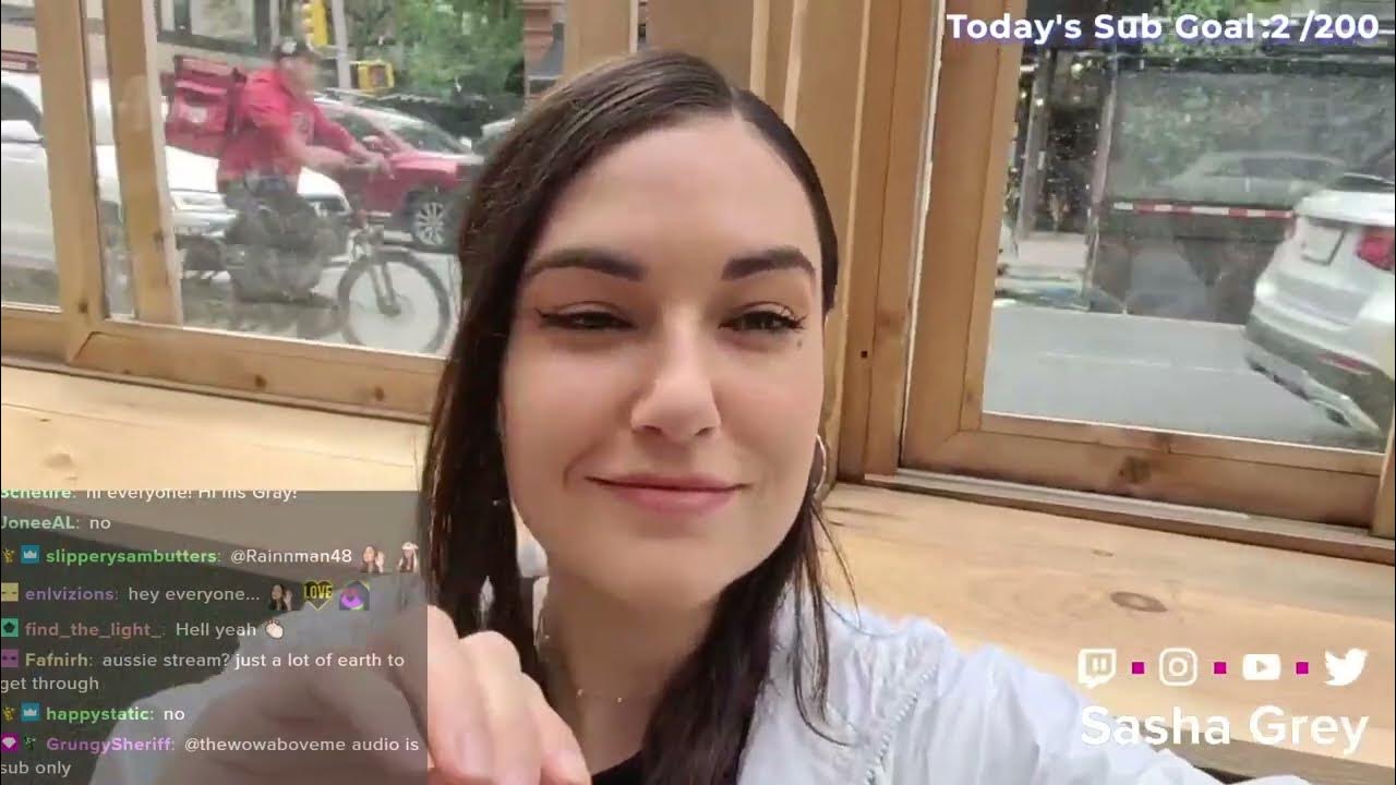 Banyoda koplab yalangoch chiroyli qizlar