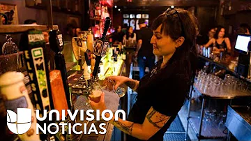 ¿Puede un camarero servir alcohol?