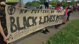 Black Lives Matter activists offer legal advice for protesters