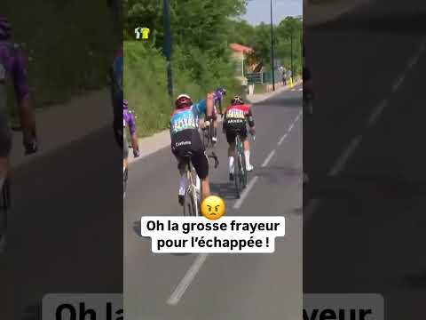 😡 Frayeur pour l'échappée avec cette voiture sur le Critérium du Dauphiné #shorts #cycling