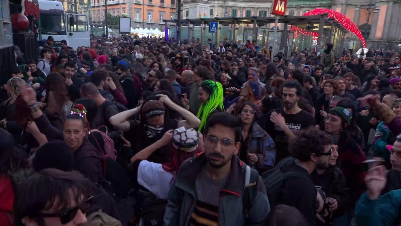 Napoli, carri e musica a tutto volume per la protesta contro il decreto anti rave