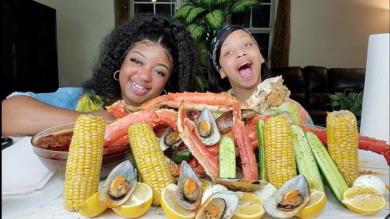 HUGE KING CRAB SEAFOOD BOIL W/ @Beloveslife Smackalicious Sauce! 