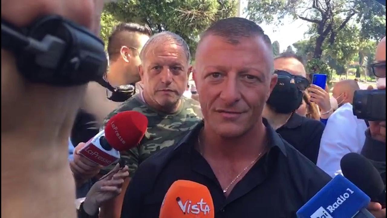 Roma, l'ultrà ai giornalisti: 