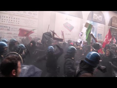 Bologna, proteste contro Forza Nuova: manifestante bloccata con la forza dalla polizia Bologna, proteste contro Forza Nuova: manifestante bloccata con la forza dalla polizia