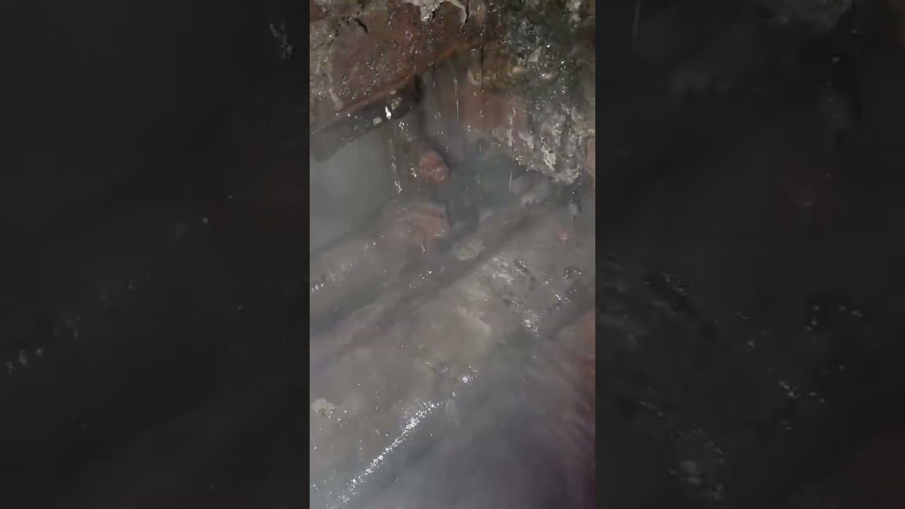 В пятиэтажке на ул. Кедышко прорвало трубу с горячей водой