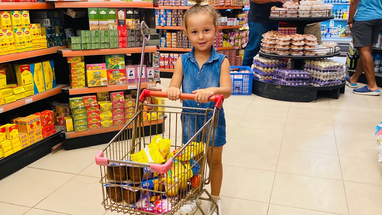 بيبي تشتري المقاضي لحالها من السوبر ماركت 😍 ( قمة البراءة )