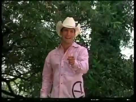 Watch the video for Quiero Que Me Desnudes Con La Boca