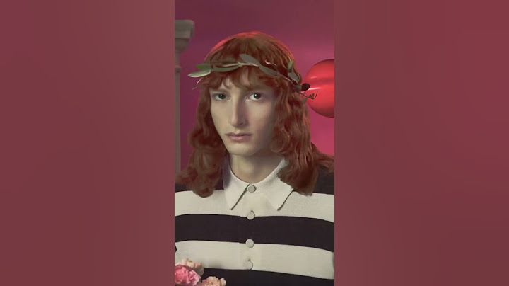 Gucci Cruise 2023 traverses decades through details.
