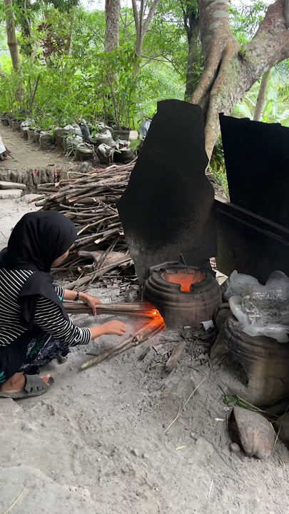 Masak Tradisional Pakai Kayu Bakar, Suasananya Bikin Rindu Kampung! 🔥🍳