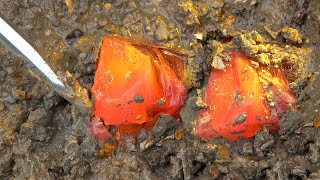 The boy miraculously displayed the crystal treasures of the quarry through tools