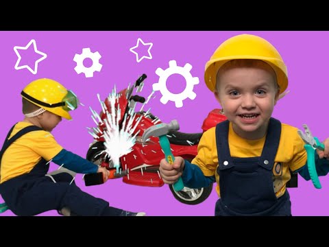 Смешное видео для детей как Билли Бомс чинит мотоцикл, он хорошо работает детскими инструментами !